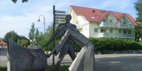 Karpfen am Illmensee - Denkmal der Glockensage mit Blick auf unser Gästehaus